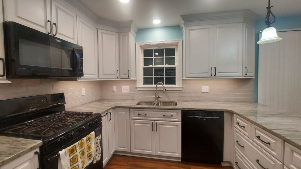 Gracefully Updated Traditional-Style Kitchen