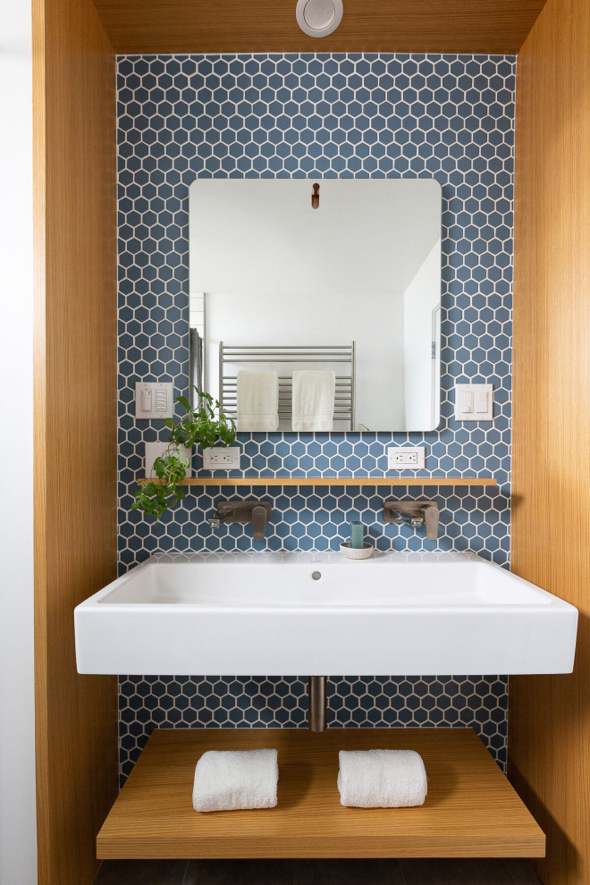 Идея дизайна: маленькая ванная комната в скандинавском стиле с синей плиткой и керамической плиткой для на участке и в саду