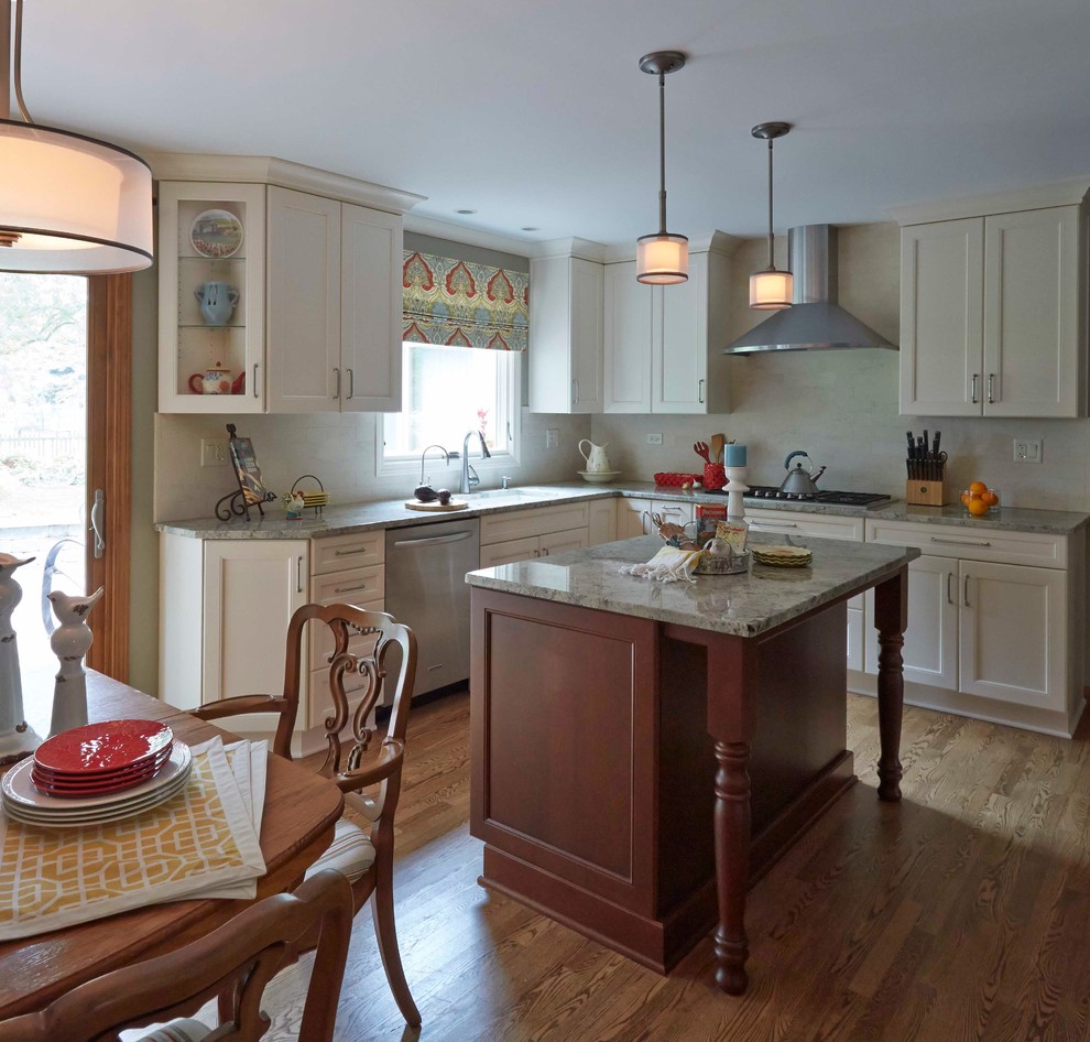 Kitchen - transitional kitchen idea in Chicago