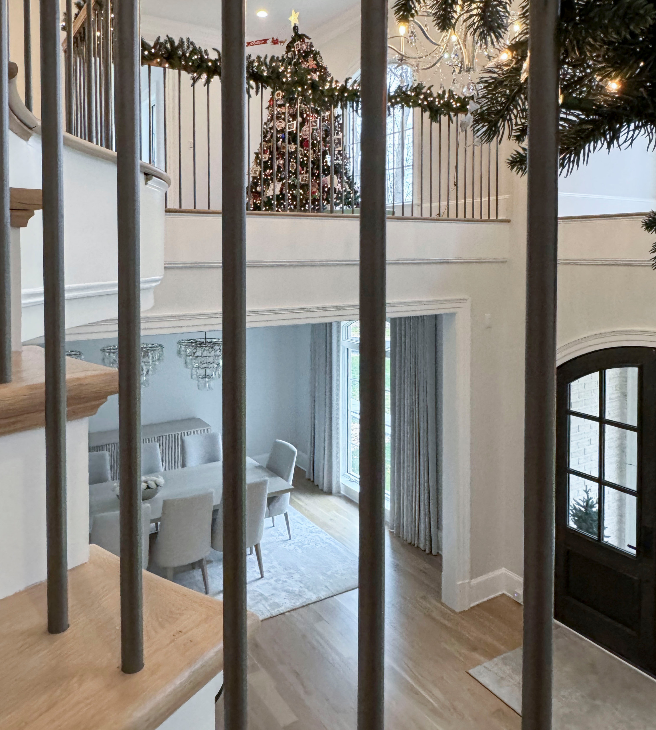 116_Elegant & Eye-catching Curved Staircase, Leesburg VA 20175