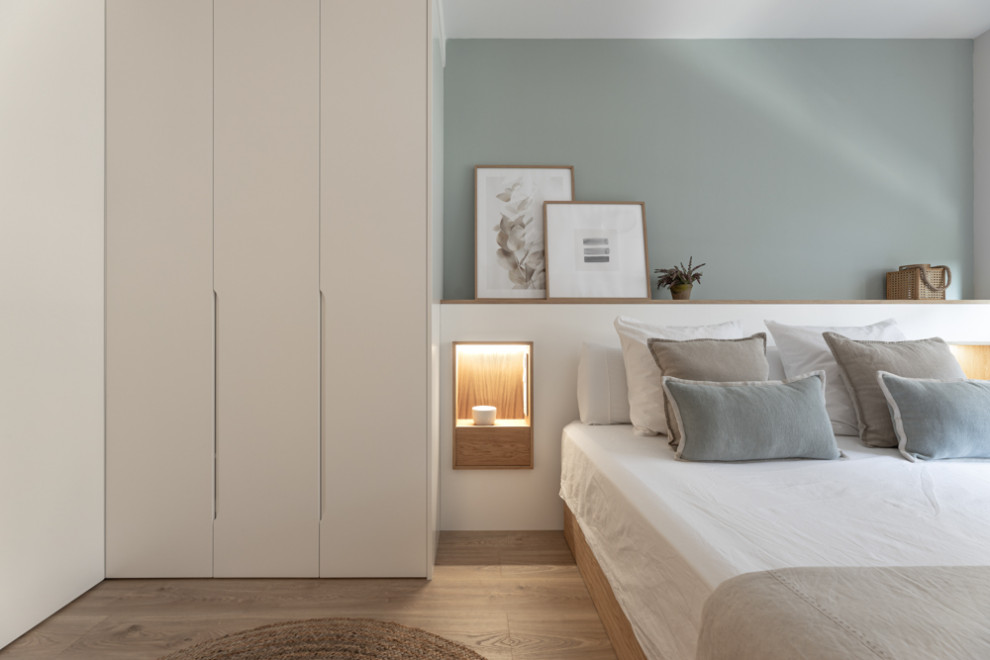 Свежая идея для дизайна: хозяйская, серо-белая спальня среднего размера в скандинавском стиле с серыми стенами, паркетным полом среднего тона и коричневым полом - отличное фото интерьера