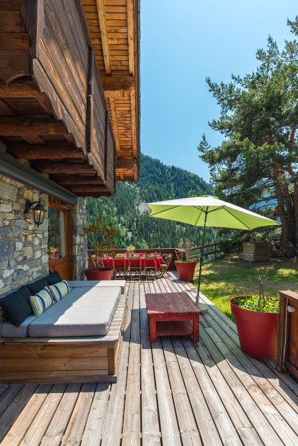 Chalet de montagne en Vanoise : terrasse en bois avec mobilier sur mesure -  Montagne - Terrasse en Bois - Autres périmètres - par Laurent FABRY  photographe Studio ARLY PHOTOGRAPHY | Houzz