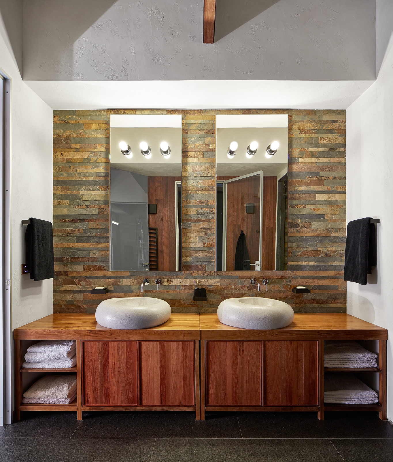 Дом на реке | Barn by a River