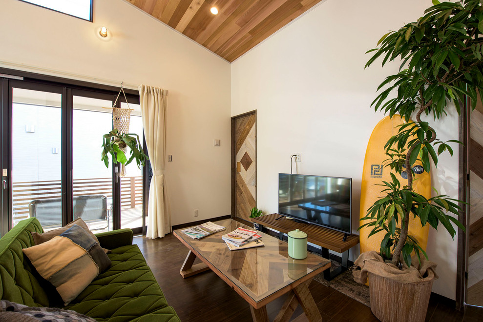 他の地域にあるビーチスタイルのおしゃれなリビングの写真