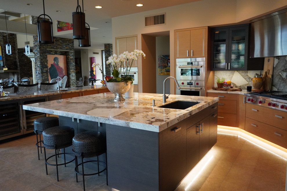 Exempel på ett stort modernt flerfärgad flerfärgat kök, med en enkel diskho, släta luckor, skåp i mörkt trä, bänkskiva i kvartsit, flerfärgad stänkskydd, stänkskydd i sten, rostfria vitvaror, kalkstensgolv, flera köksöar och beiget golv