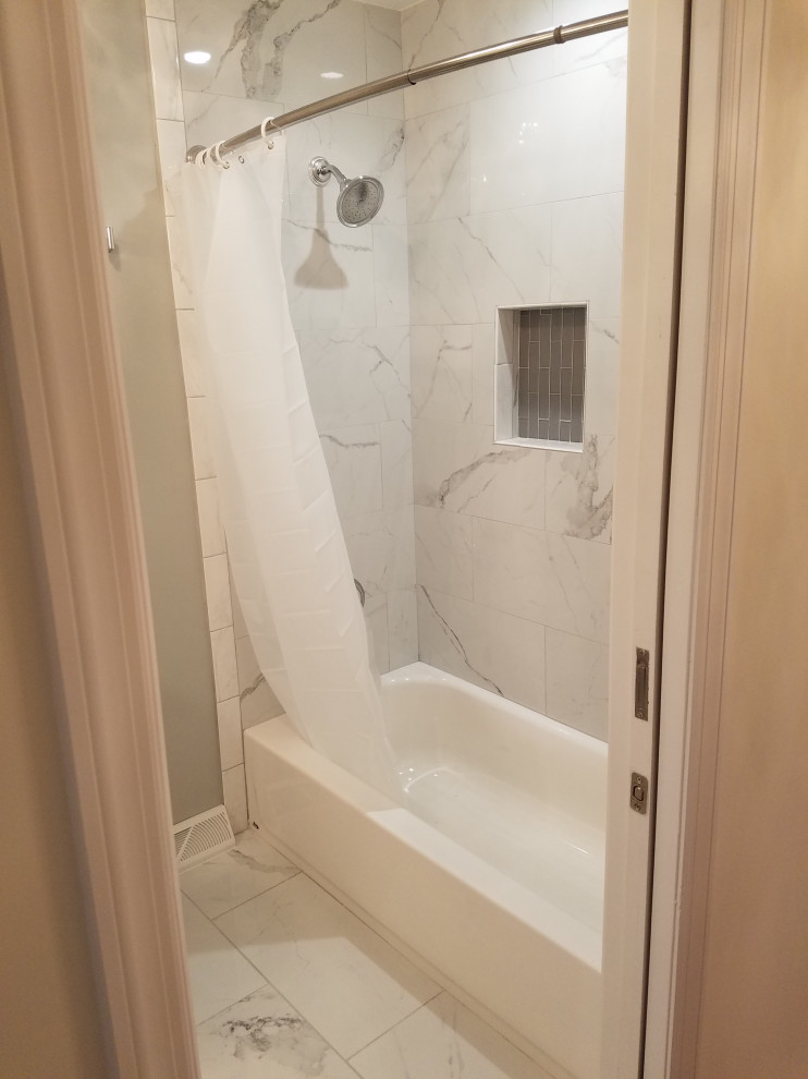 Aménagement d'une salle de bain principale classique de taille moyenne avec des portes de placard blanches, une baignoire en alcôve, un combiné douche/baignoire, un carrelage multicolore, un mur gris, un lavabo encastré, un plan de toilette en marbre, un sol blanc, une cabine de douche avec un rideau, un plan de toilette blanc, une niche, meuble simple vasque et meuble-lavabo encastré.
