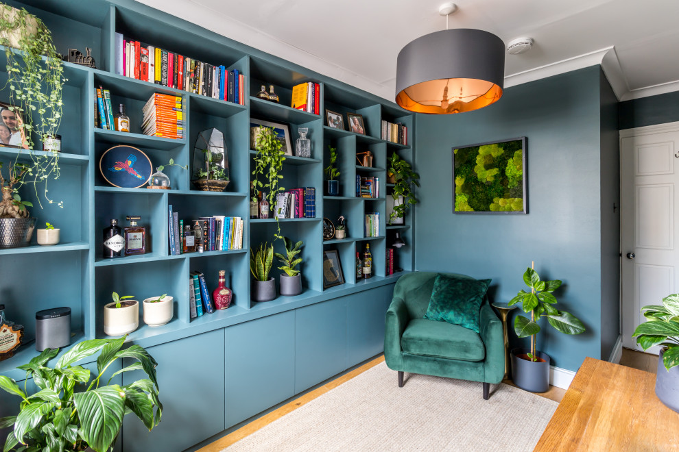 Inspiration pour un bureau de taille moyenne avec un mur bleu, un sol en bois brun, un bureau indépendant et un sol marron.