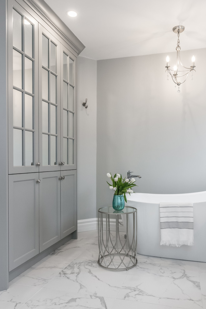 Transitional home design photo in Toronto