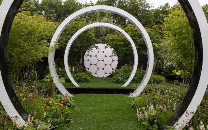 Mid-sized contemporary backyard garden in Buckinghamshire for summer.