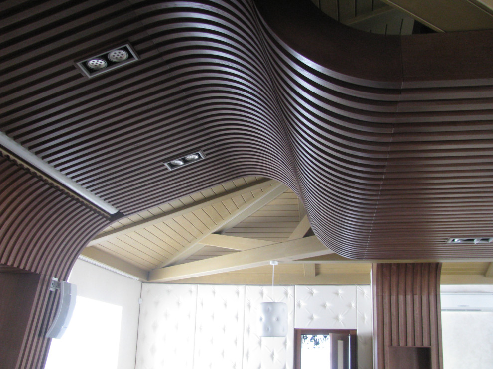 Декоративный потолок из массива дерева.