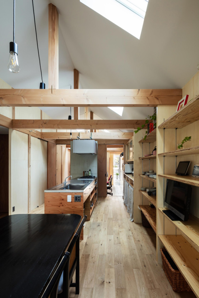 Idéer för små industriella kök med matplatser, med bruna väggar, plywoodgolv och brunt golv