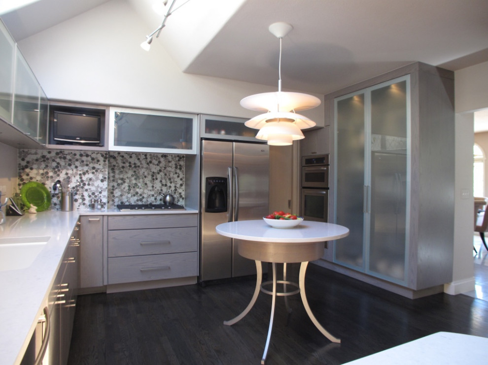 Immagine di un cucina con isola centrale minimal chiuso e di medie dimensioni con ante lisce