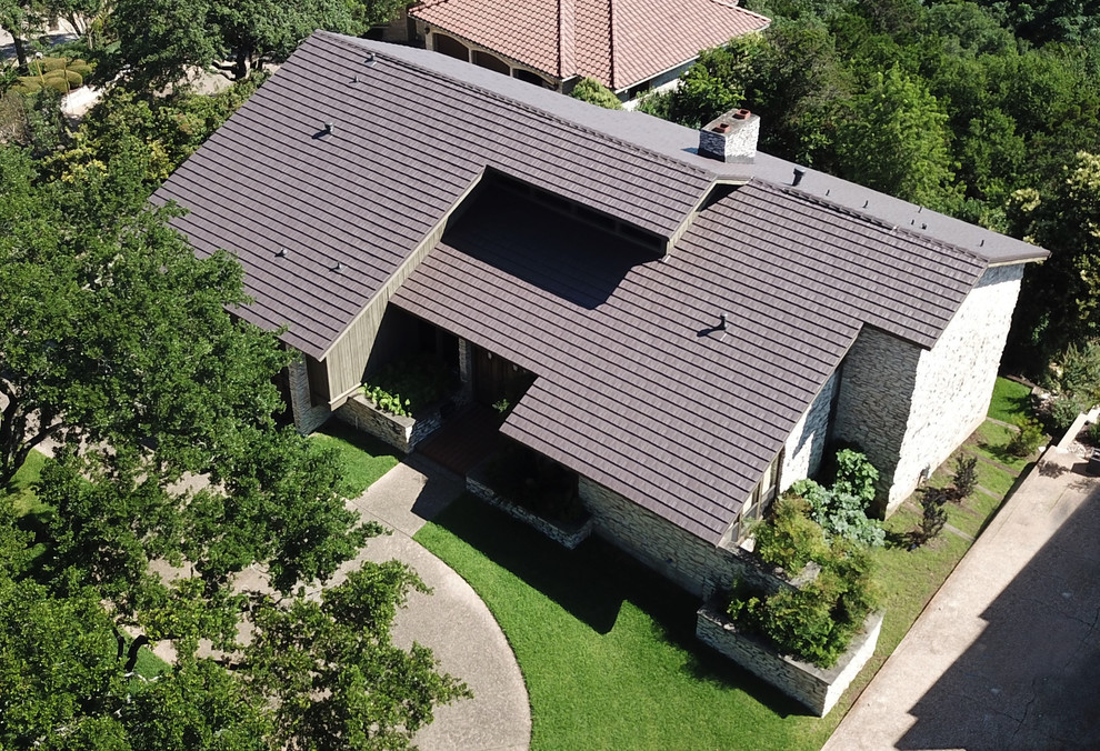 Traditional house exterior in Austin with a gable roof and a metal roof.