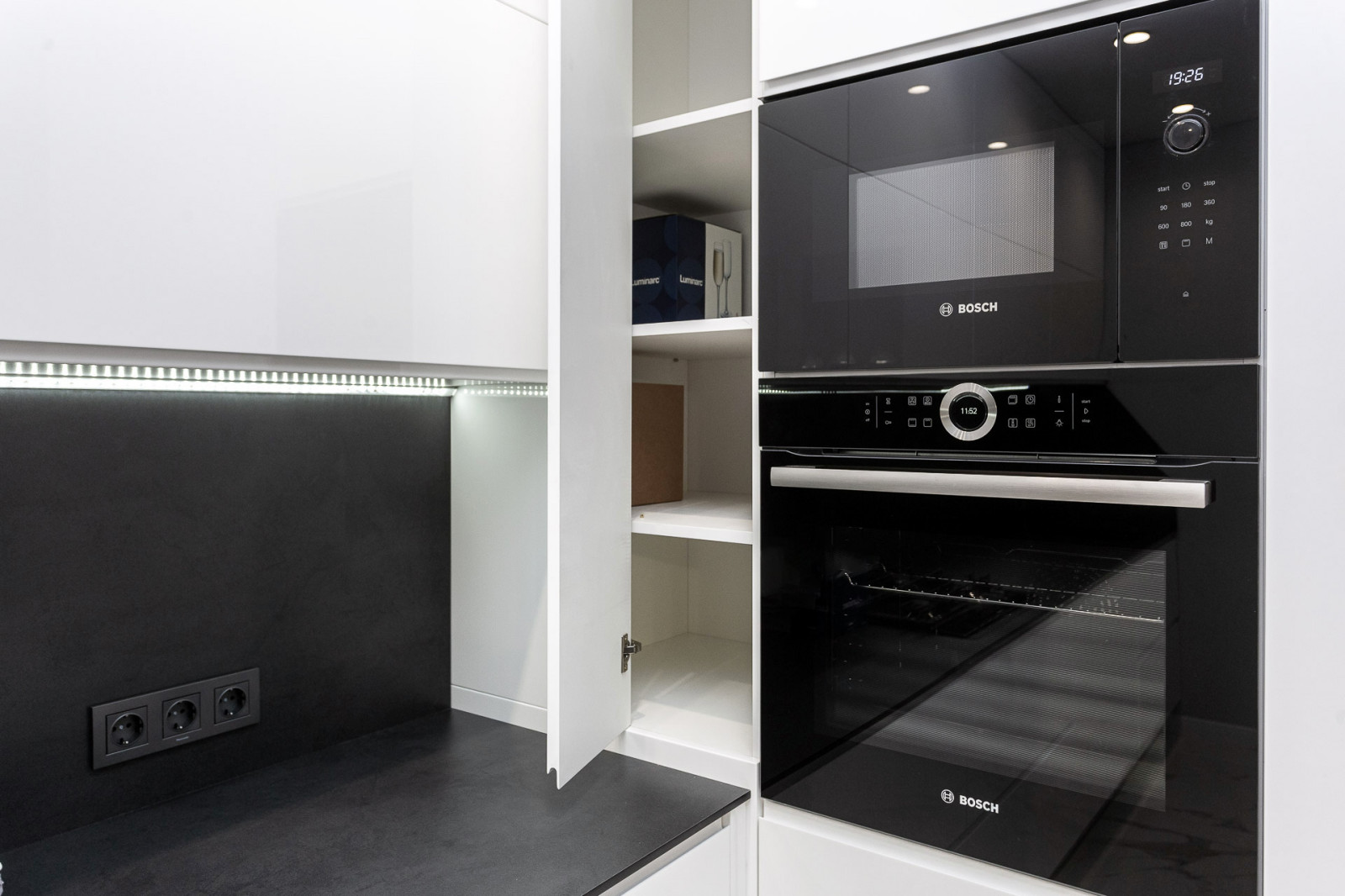 Черно-белая современная кухня