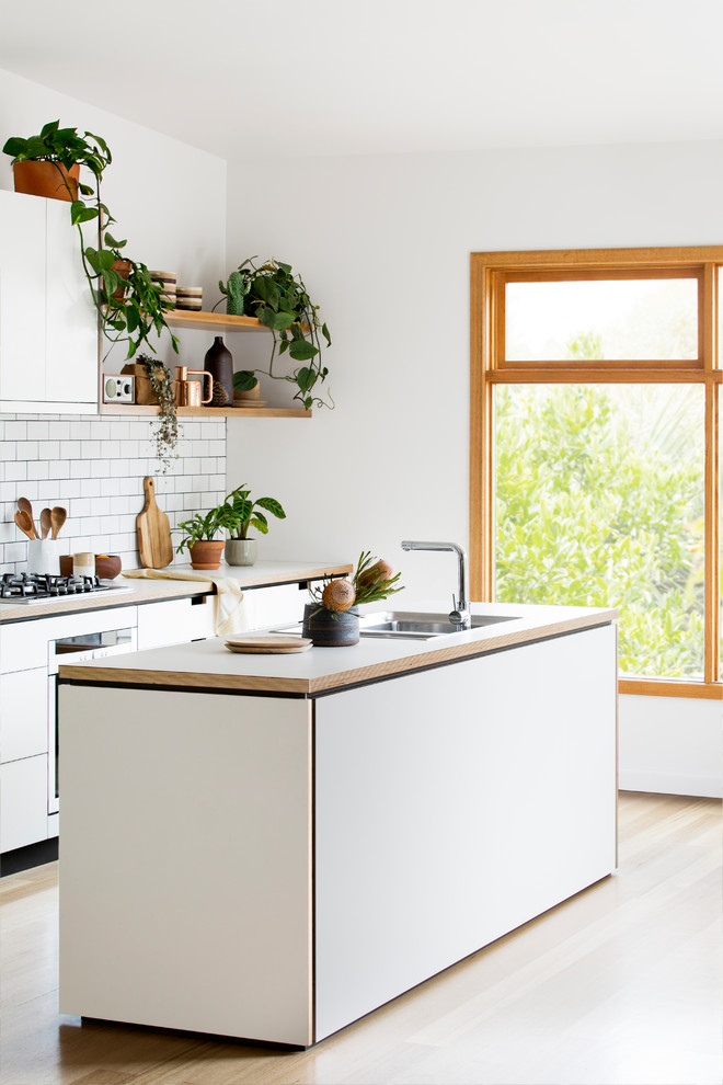 This is an example of a mid-sized contemporary kitchen in Melbourne.