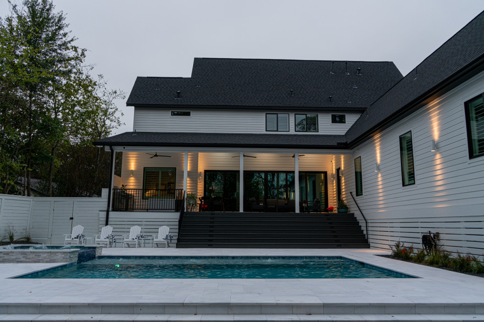 Стильный дизайн: прямоугольный бассейн среднего размера на заднем дворе в стиле ретро - последний тренд