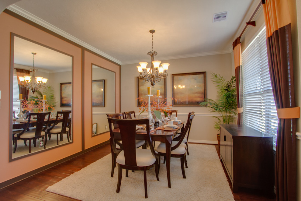 Traditional dining room in Houston.