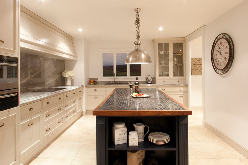Inspiration for a beach style kitchen in Gold Coast - Tweed.