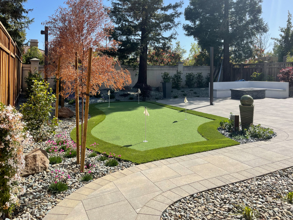 Outdoor Kitchen, Putting Green & Fire Pit