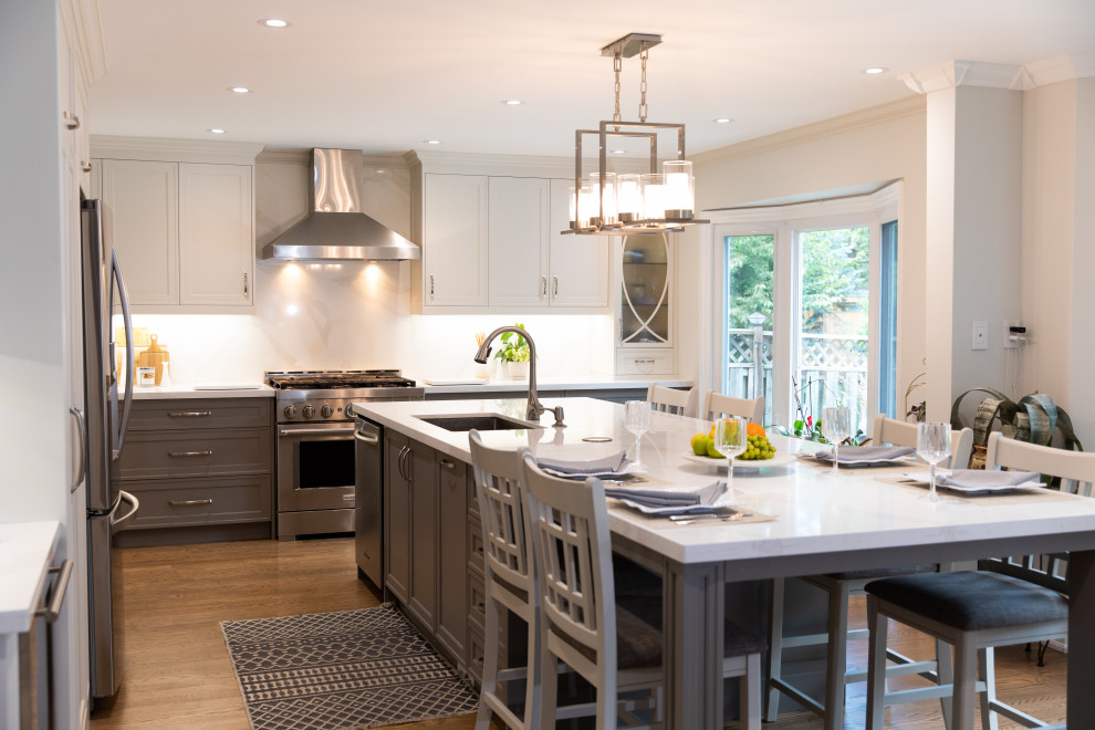 Transitional kitchen photo in Toronto
