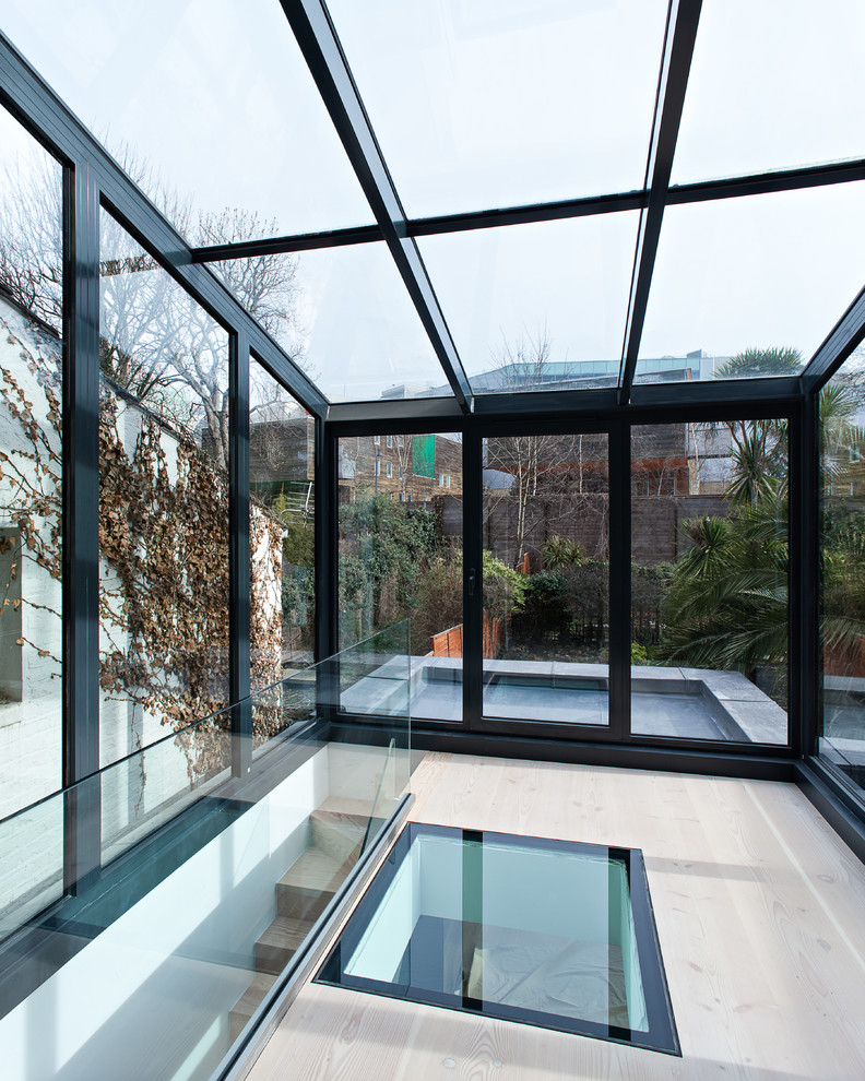 Photo of a mid-sized contemporary sunroom in London.