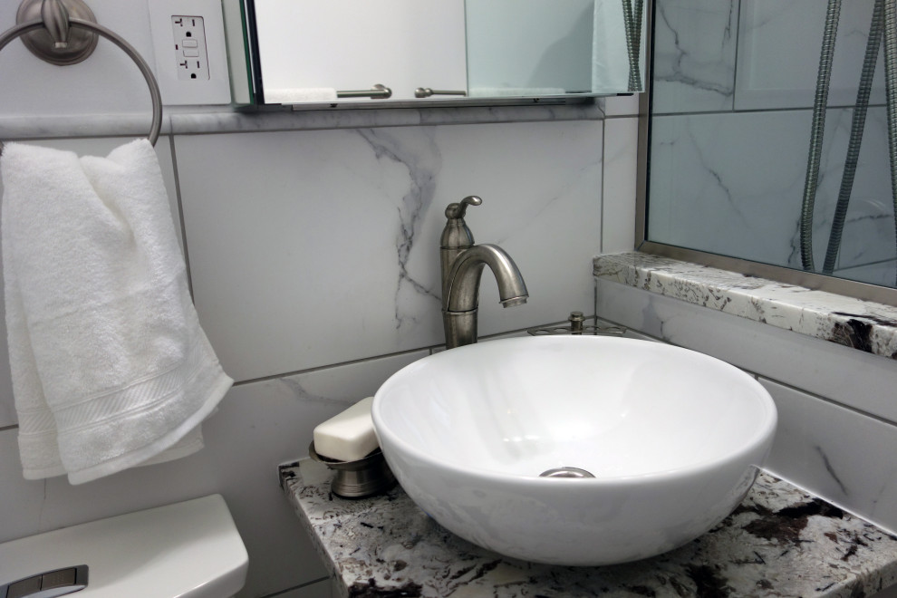 Idéer för att renovera ett litet eklektiskt flerfärgad flerfärgat en-suite badrum, med ett platsbyggt badkar, en dusch/badkar-kombination, en toalettstol med separat cisternkåpa, flerfärgad kakel, stenkakel, vita väggar, klinkergolv i keramik, ett fristående handfat, bänkskiva i kvarts, vitt golv och dusch med duschdraperi