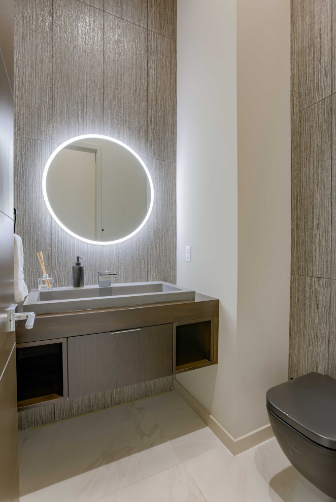 Idées déco pour un WC suspendu contemporain en bois brun avec un placard à porte plane, un carrelage gris, une vasque, un plan de toilette en bois et meuble-lavabo suspendu.