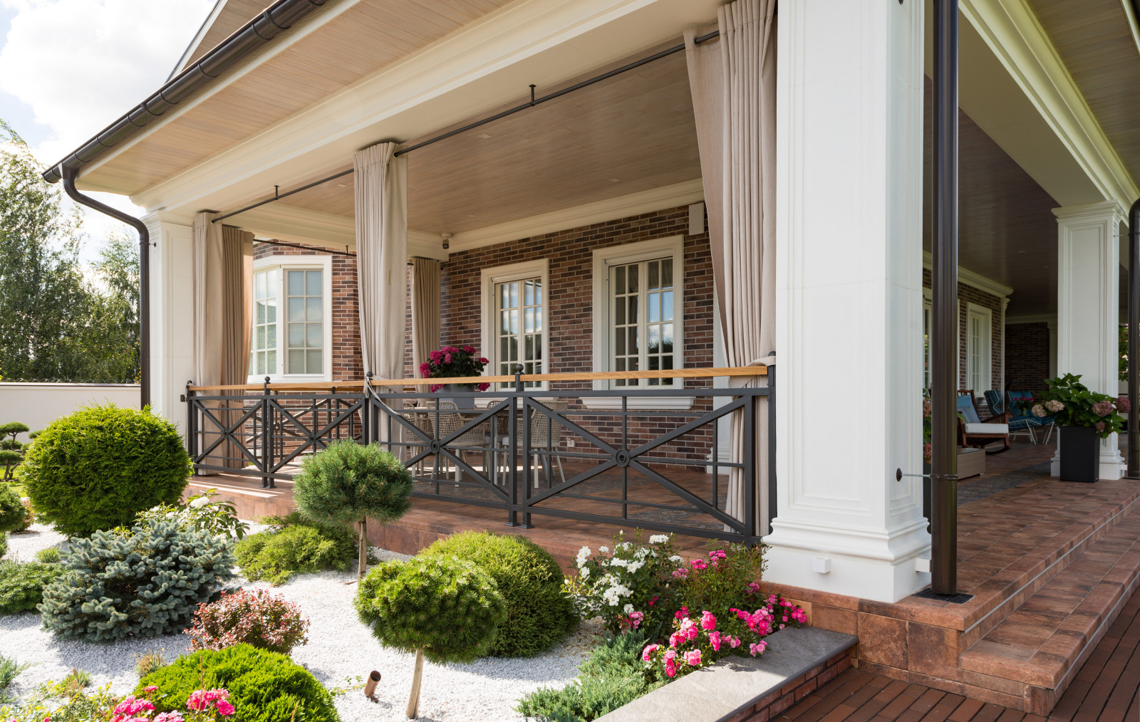 Дом с колоннадой