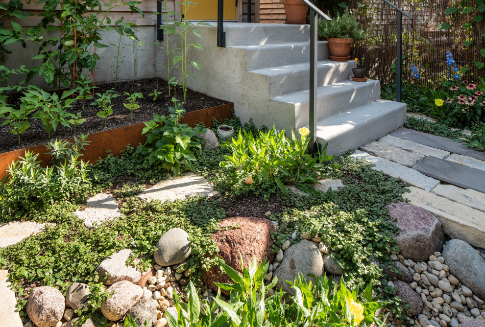 Photo of a rustic landscaping in Chicago.