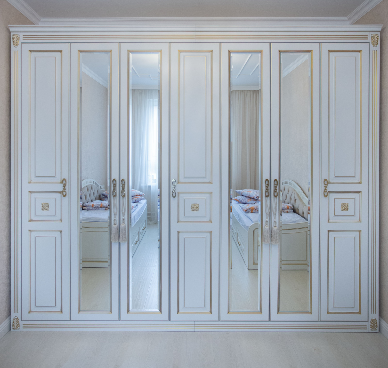 Шкаф в классическом стиле