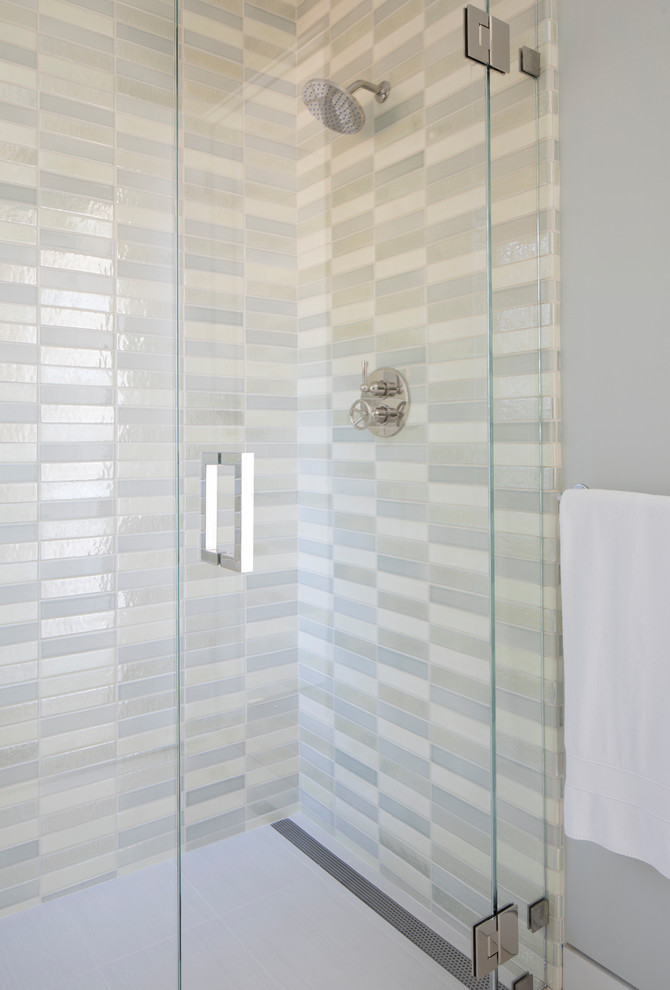 Photo of a mid-sized contemporary bathroom in San Francisco with a curbless shower, ceramic tile, porcelain floors and a hinged shower door.