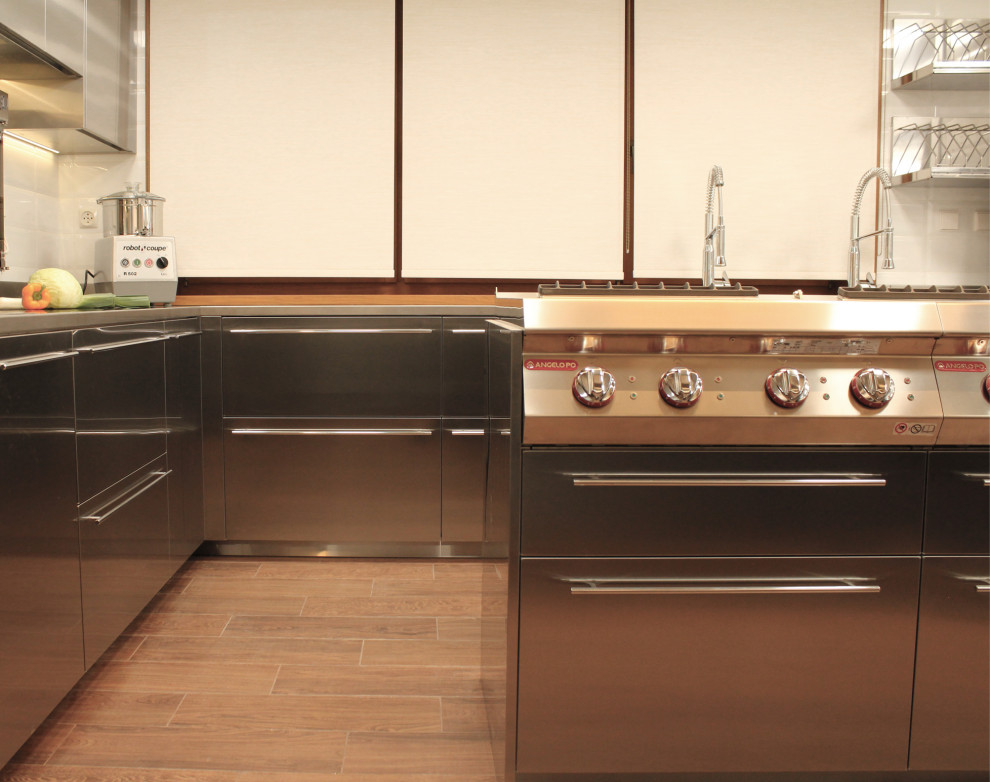 Профессиональная кухня AWELT в загородном доме, Московская область