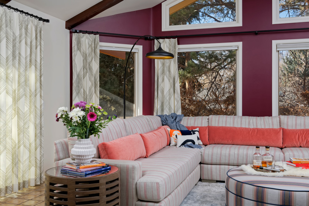 Imagen de sala de estar con barra de bar abierta actual de tamaño medio sin chimenea y televisor con paredes multicolor