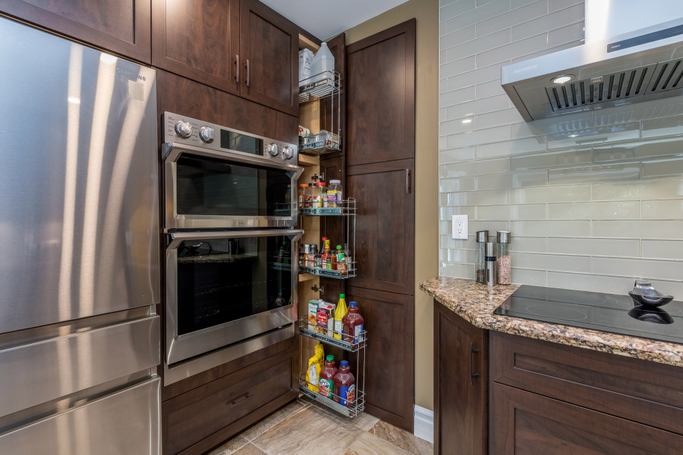 Kitchen - traditional kitchen idea in Toronto