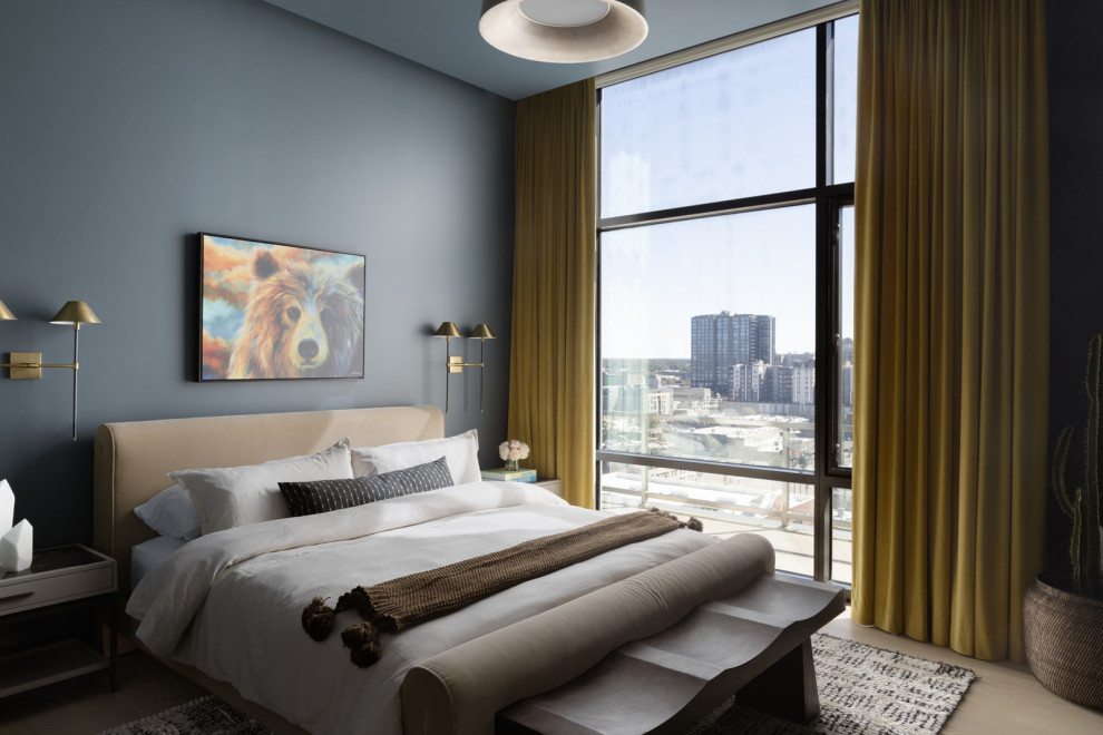 Стильный дизайн: хозяйская спальня среднего размера в стиле модернизм с синими стенами, светлым паркетным полом и черным полом без камина - последний тренд