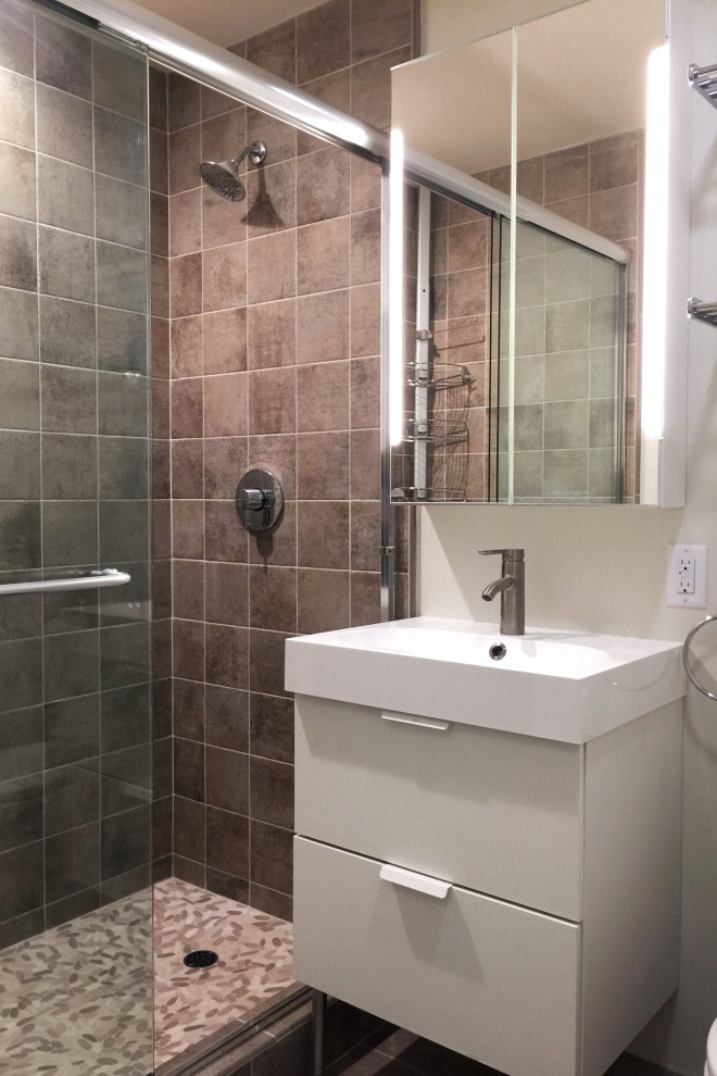 Idéer för ett litet modernt vit badrum, med släta luckor, vita skåp, porslinskakel, vita väggar, travertin golv, ett undermonterad handfat och dusch med skjutdörr