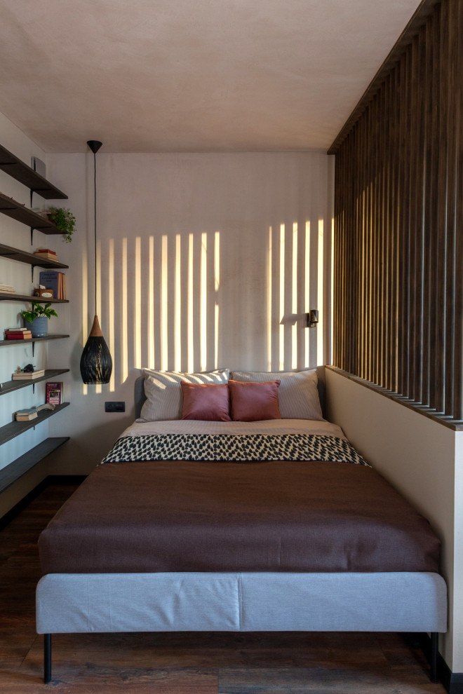 Стильный дизайн: маленькая спальня в современном стиле с бежевыми стенами и полом из керамогранита для на участке и в саду - последний тренд
