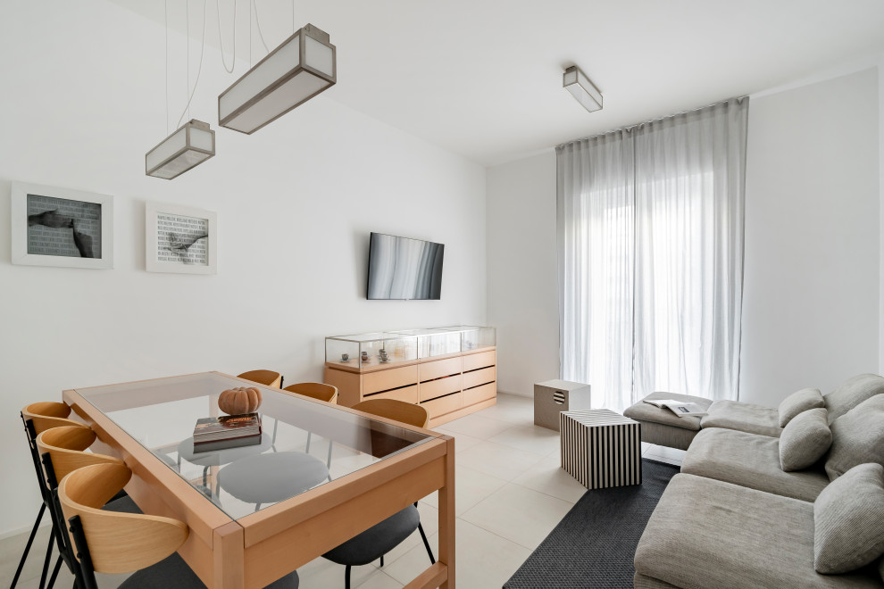 Idee per un grande soggiorno minimal con pavimento in gres porcellanato, TV a parete e con abbinamento di mobili antichi e moderni