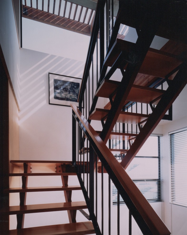 This is an example of a small modern staircase in Los Angeles.