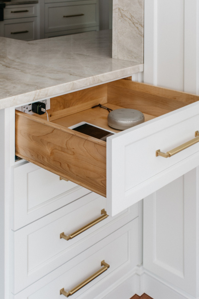 Example of a transitional home design design in Chicago