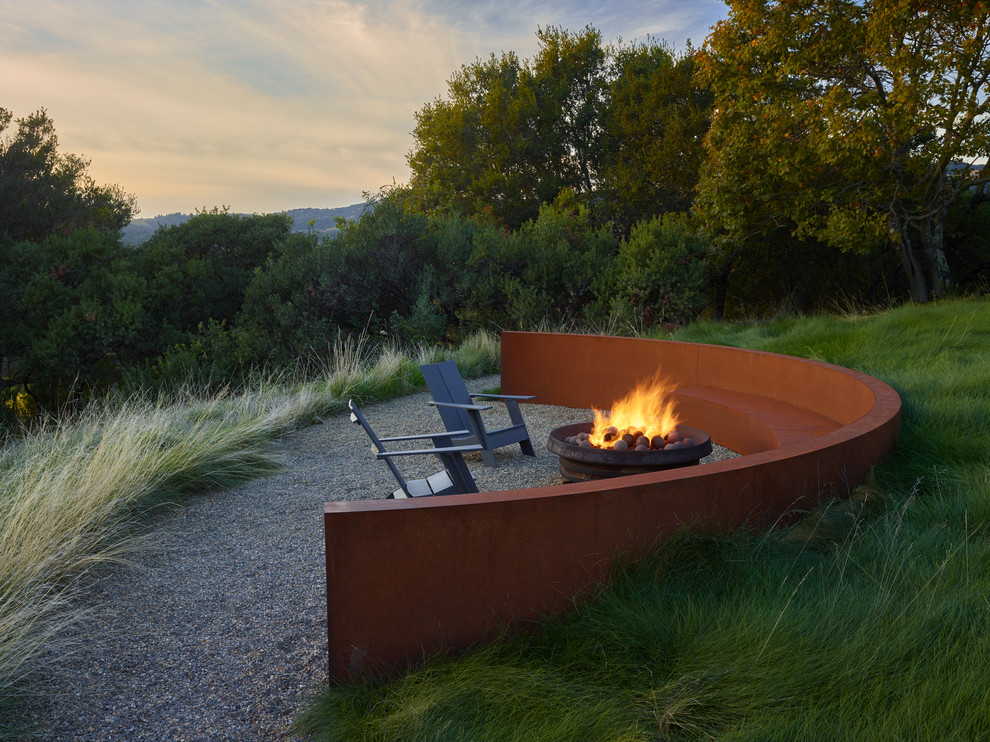 Photo of a contemporary full sun garden in San Francisco with a fire feature and gravel.