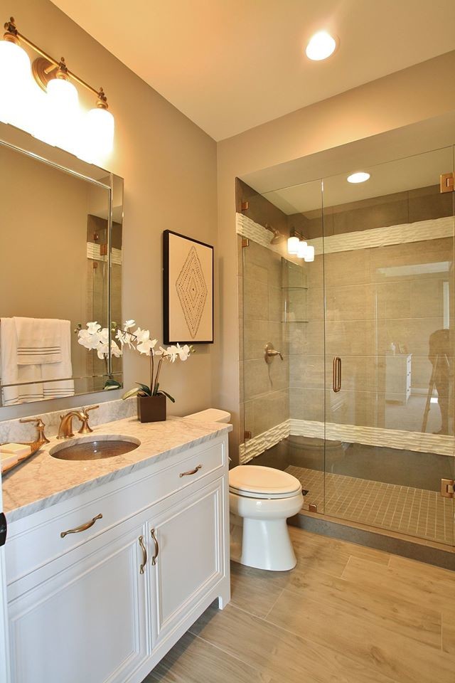 Example of a transitional bathroom design in Chicago