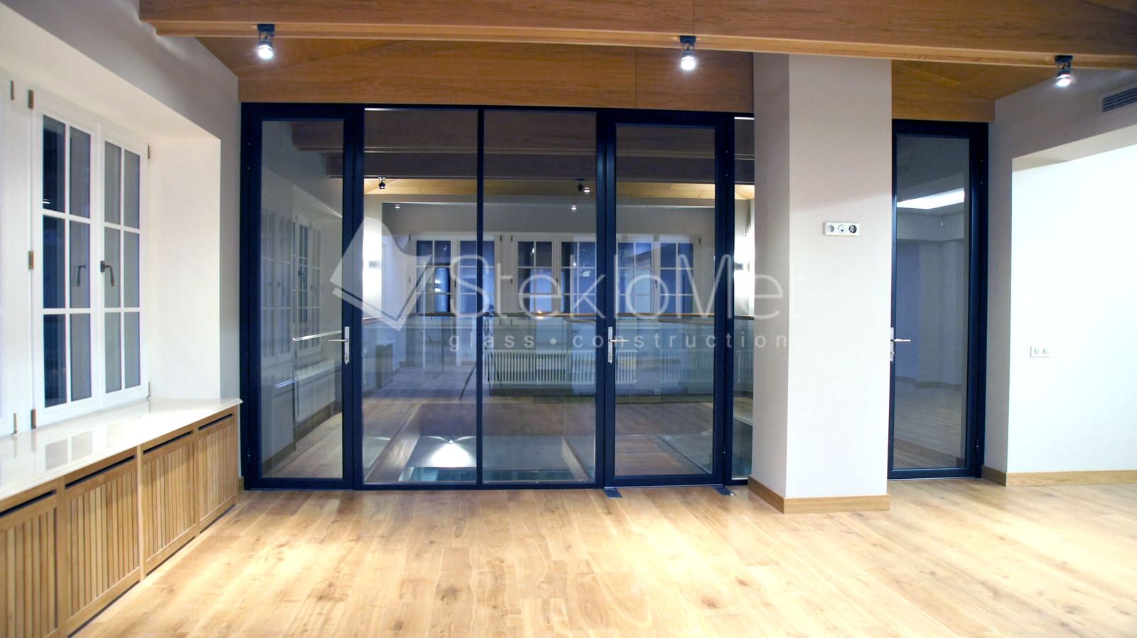 Стеклянная перегородка в бассейн