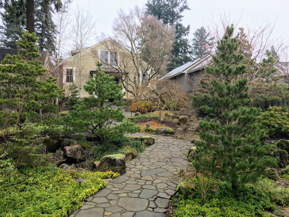Photo of a small courtyard xeriscape in Portland with natural stone pavers.
