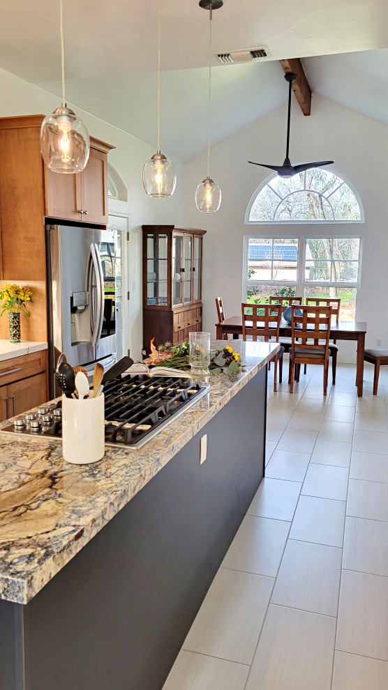 Exempel på ett mellanstort lantligt blå blått kök, med en rustik diskho, skåp i shakerstil, blå skåp, granitbänkskiva, blått stänkskydd, stänkskydd i keramik, rostfria vitvaror, klinkergolv i keramik, en köksö och beiget golv
