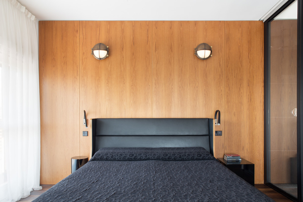Ispirazione per una camera da letto minimal con pavimento in legno massello medio