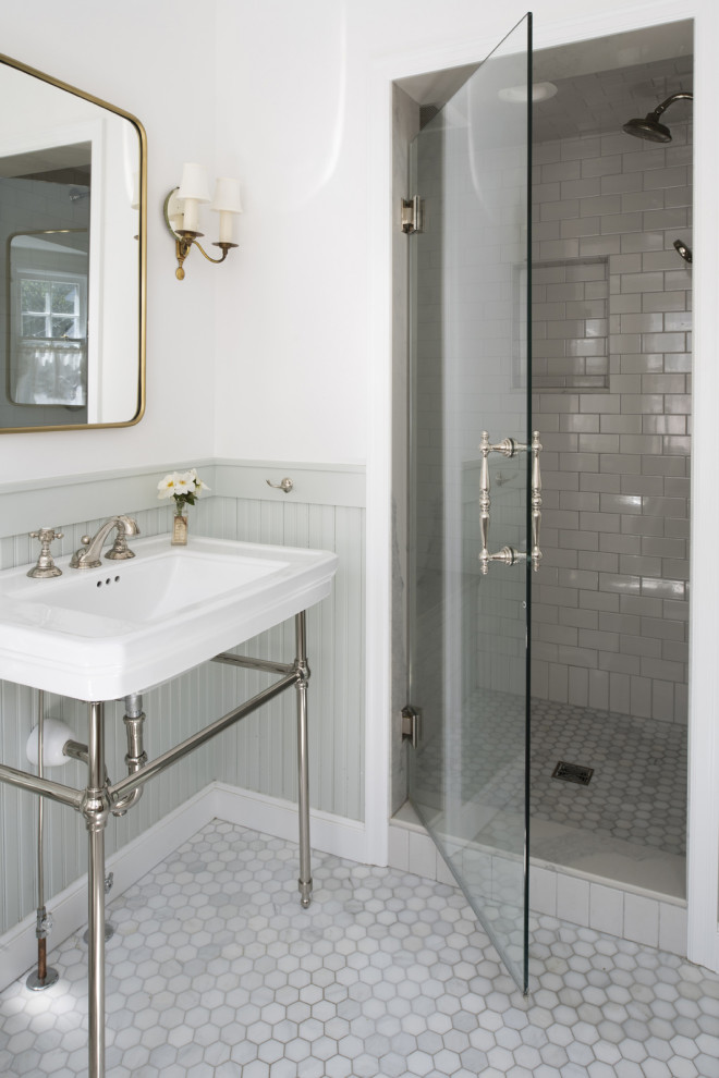 Ejemplo de cuarto de baño único y de pie clásico pequeño con ducha empotrada, paredes blancas, suelo con mosaicos de baldosas, aseo y ducha, lavabo tipo consola, suelo blanco y encimeras blancas