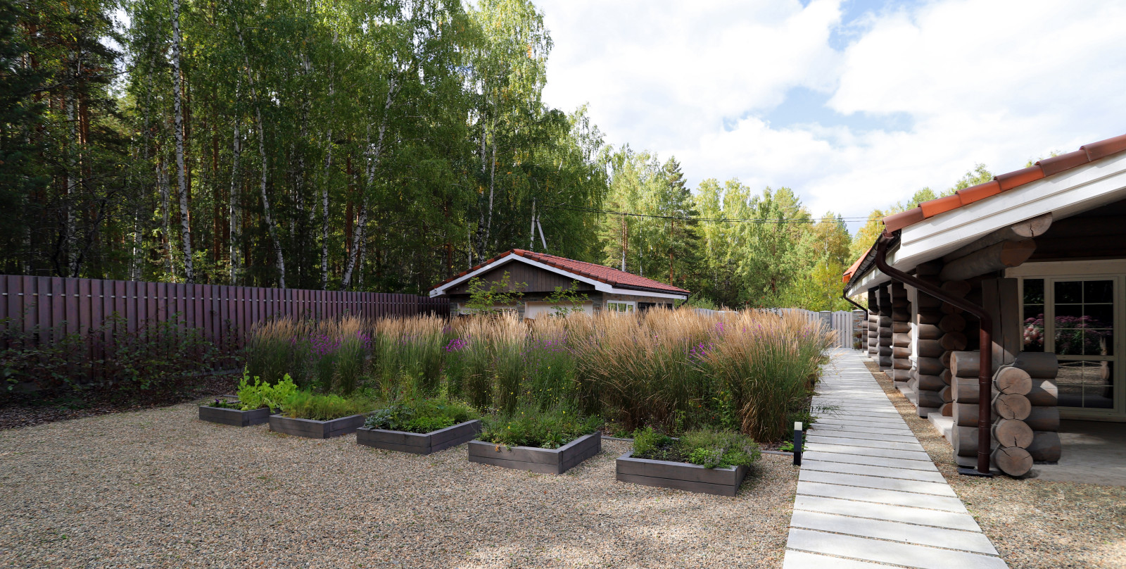 Сад у тёмных бревен