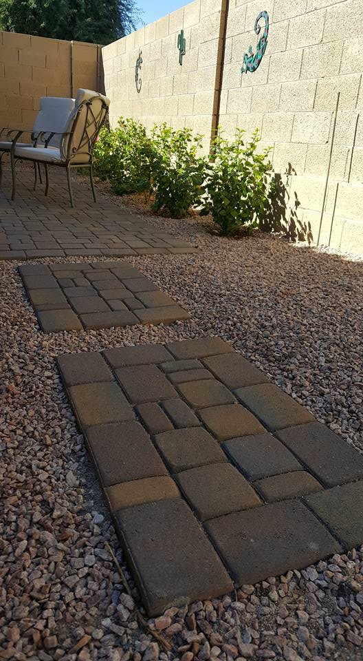 Photo of a small traditional backyard shaded xeriscape in Phoenix.