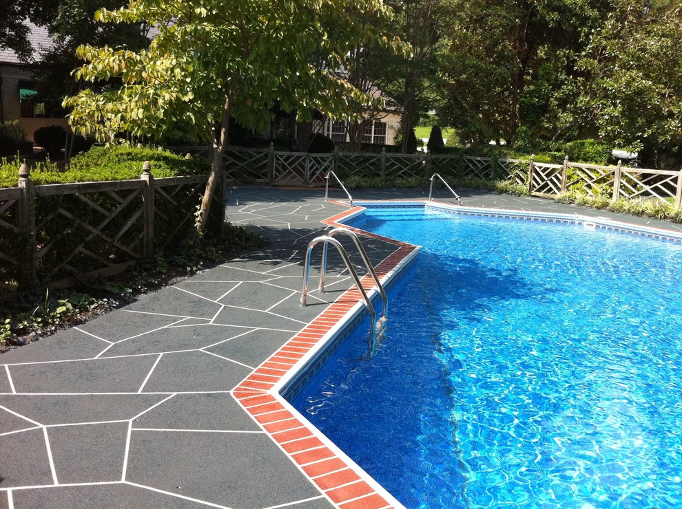 Photo of a contemporary pool in Richmond.